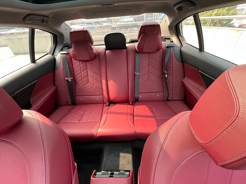 BMW 5 Series 2025 из CN, фото 7