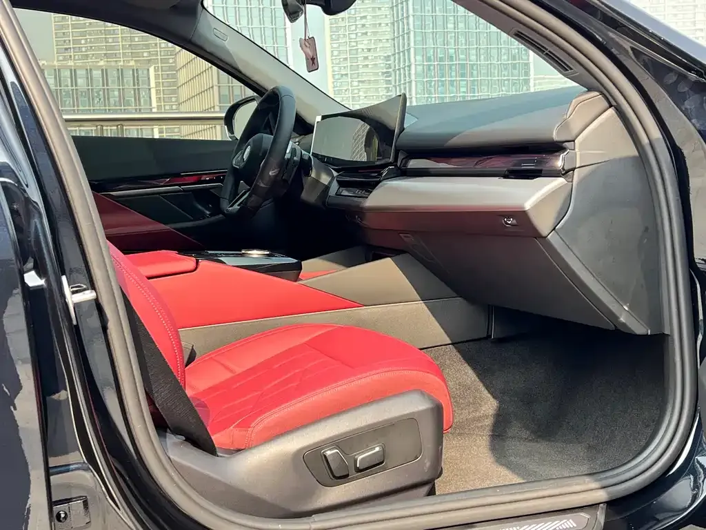 BMW 5 Series 2025 из CN, фото 5