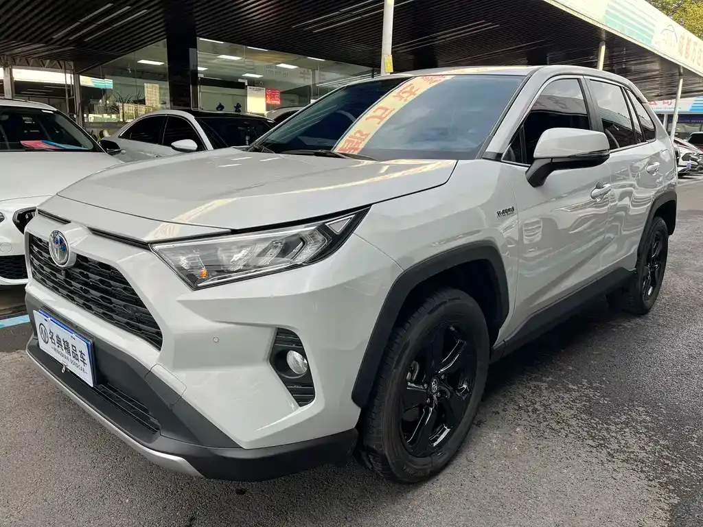 Toyota RAV4 — фото 1