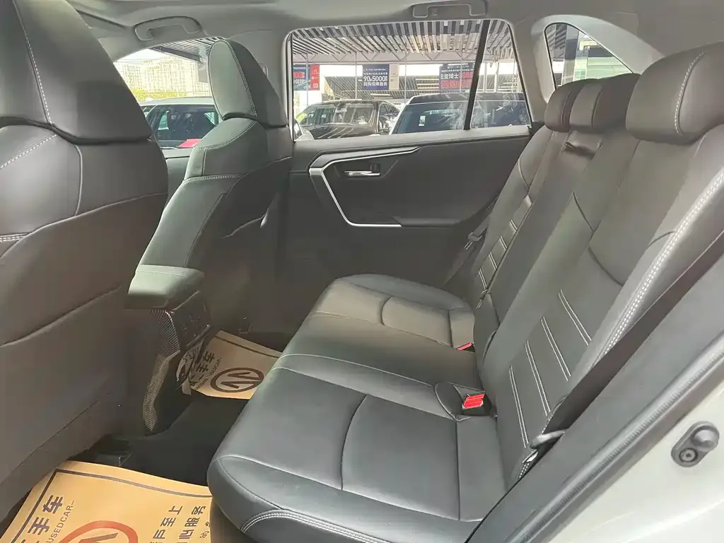 Toyota RAV4 — фото 2