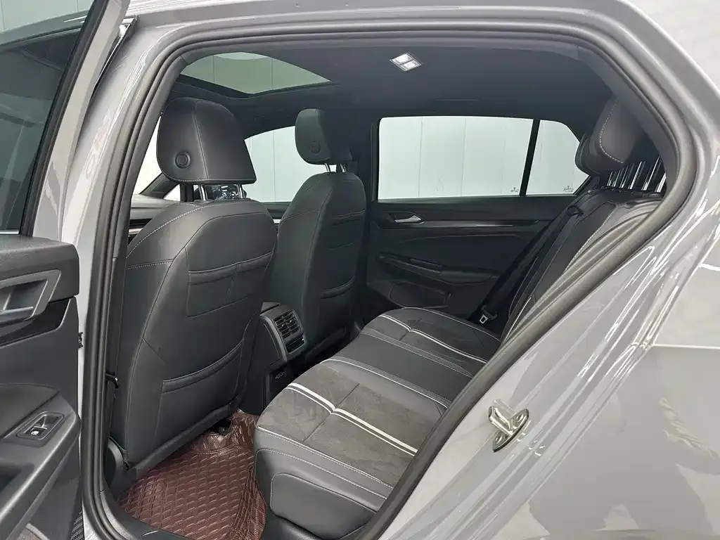 Volkswagen Golf 2023 из CN, фото 3
