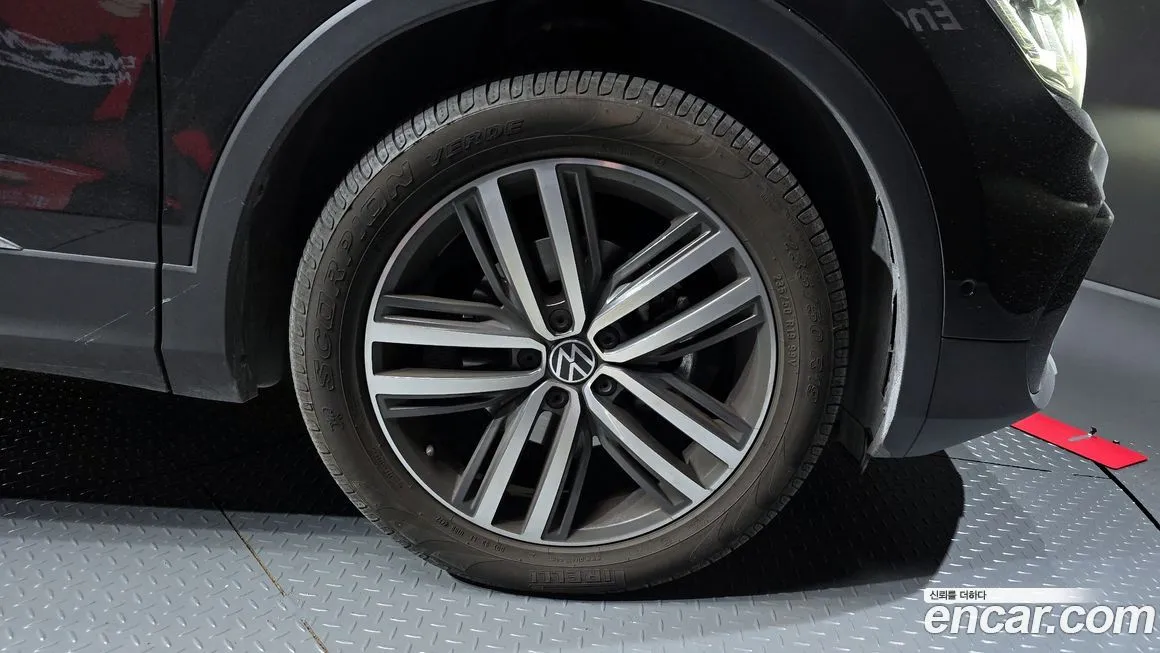 Volkswagen Tiguan — фото 8