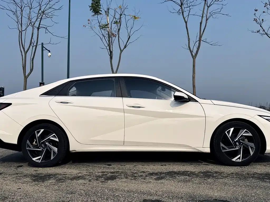 Hyundai Elantra — фото 3