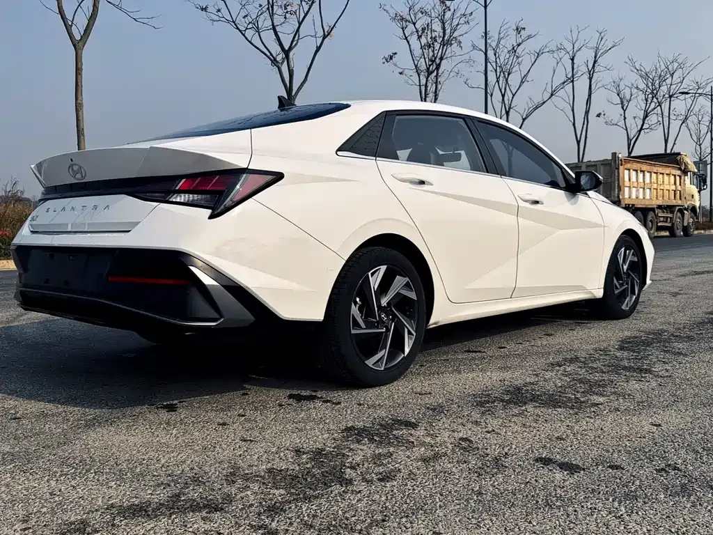 Hyundai Elantra — фото 9