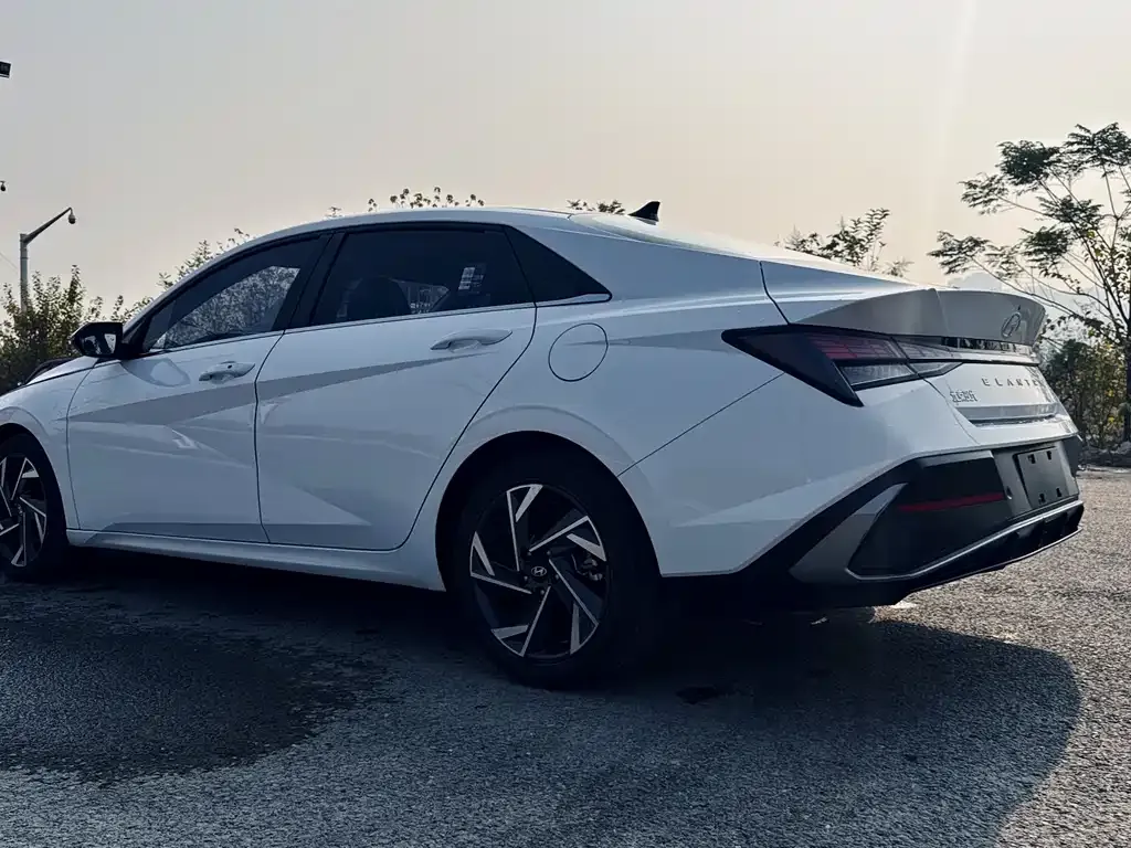 Hyundai Elantra — фото 7