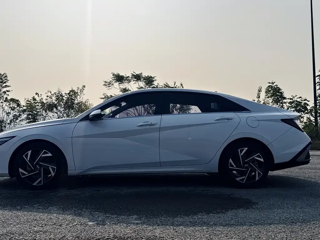 Hyundai Elantra — фото 4