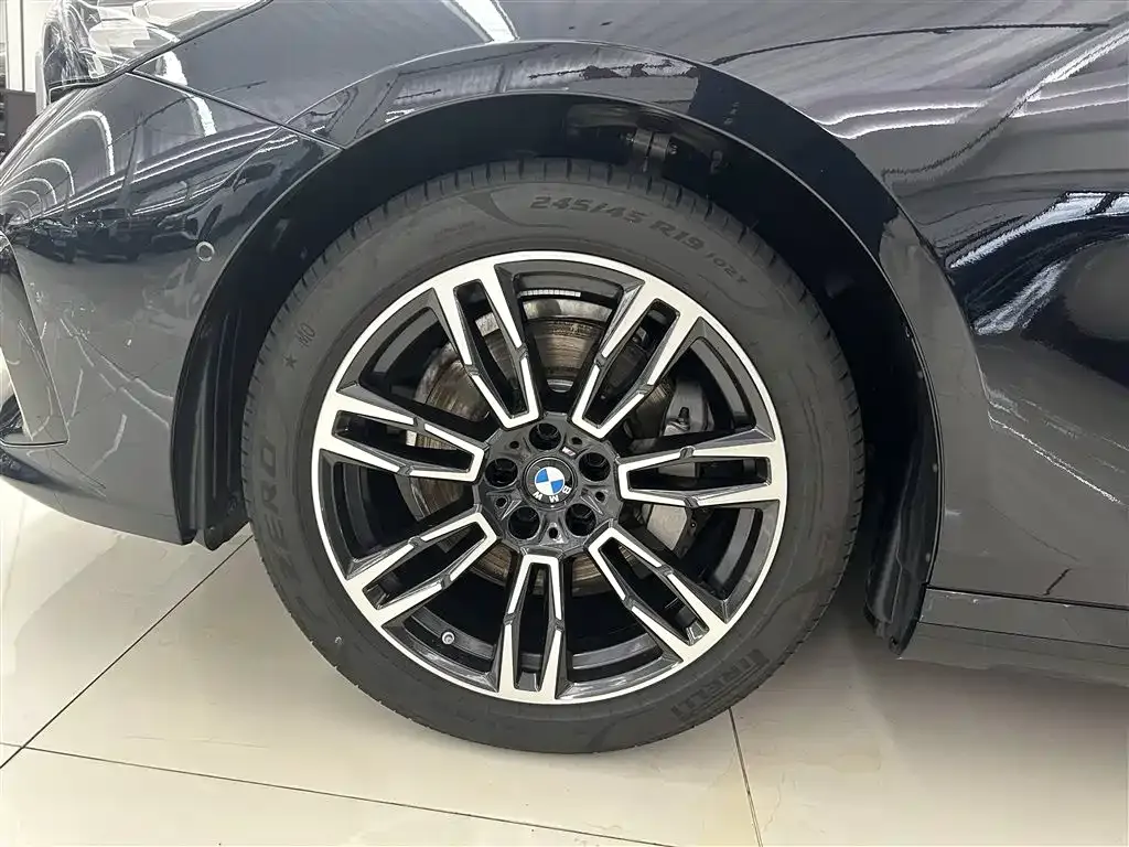 BMW 5 Series 2025 из CN, фото 4