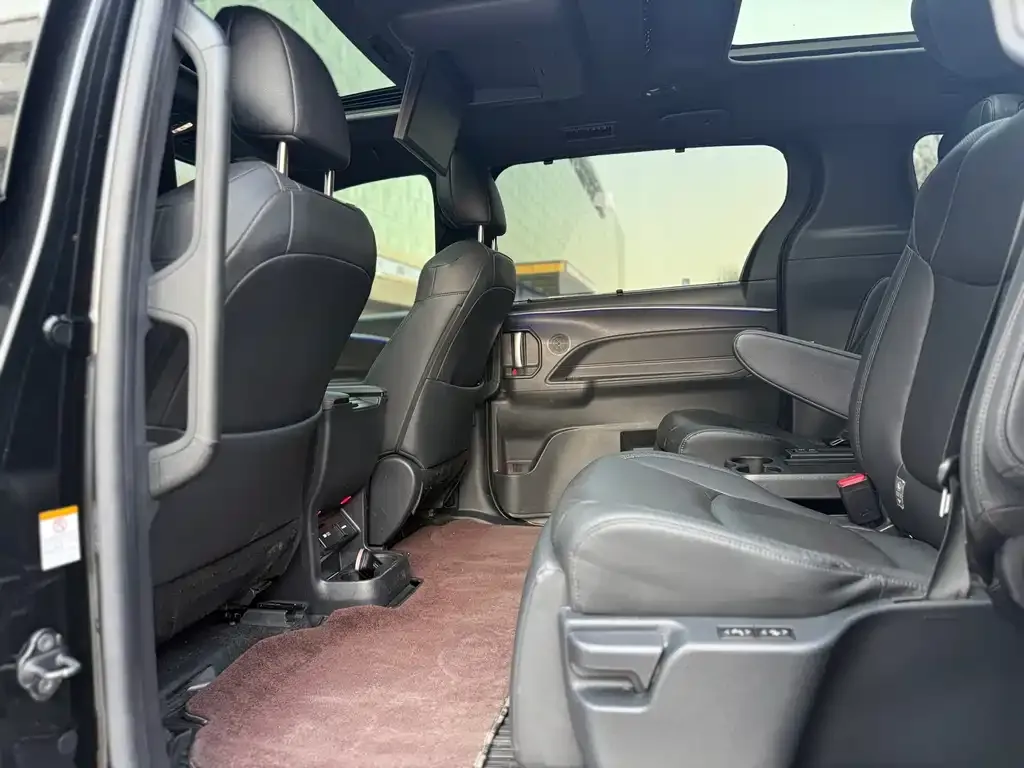 Toyota Sienna 2022 из CN, фото 2