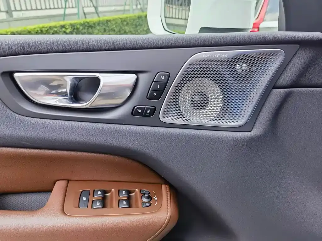 Volvo XC60 PHEV 2024 из CN, фото 8