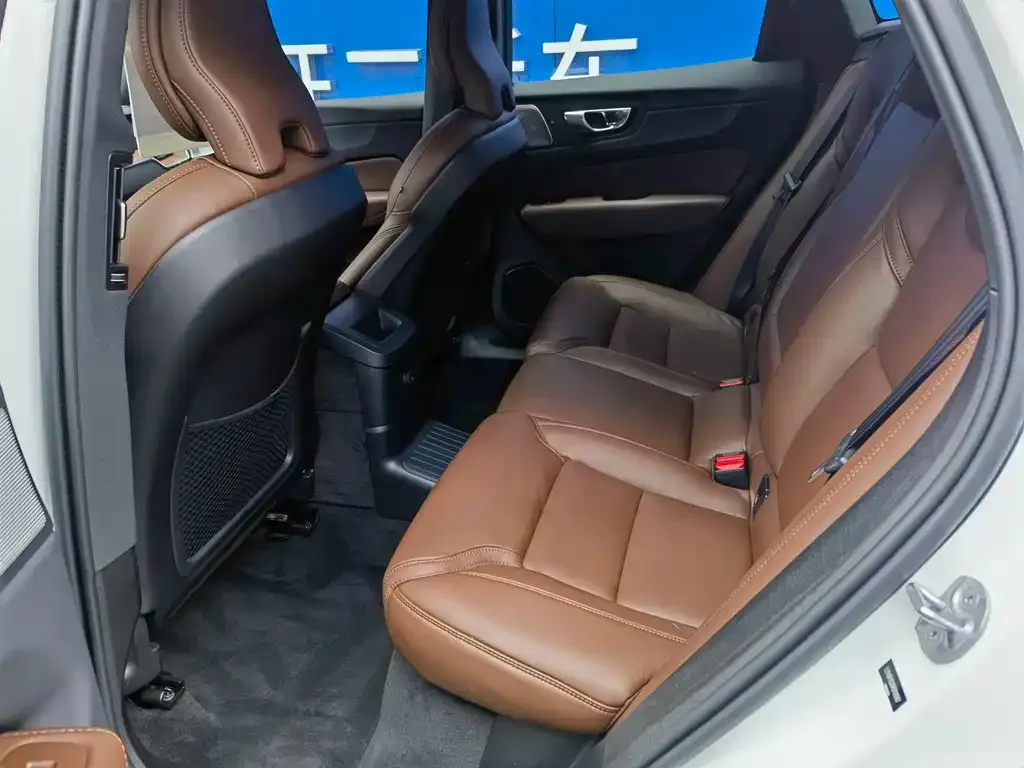 Volvo XC60 PHEV 2024 из CN, фото 7