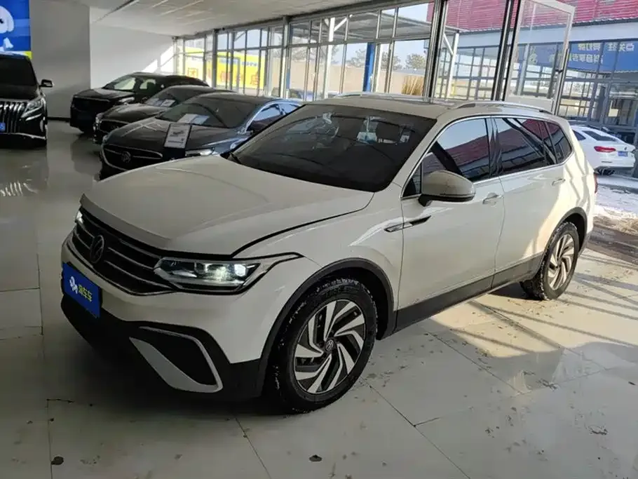 Volkswagen Tiguan L — фото 1