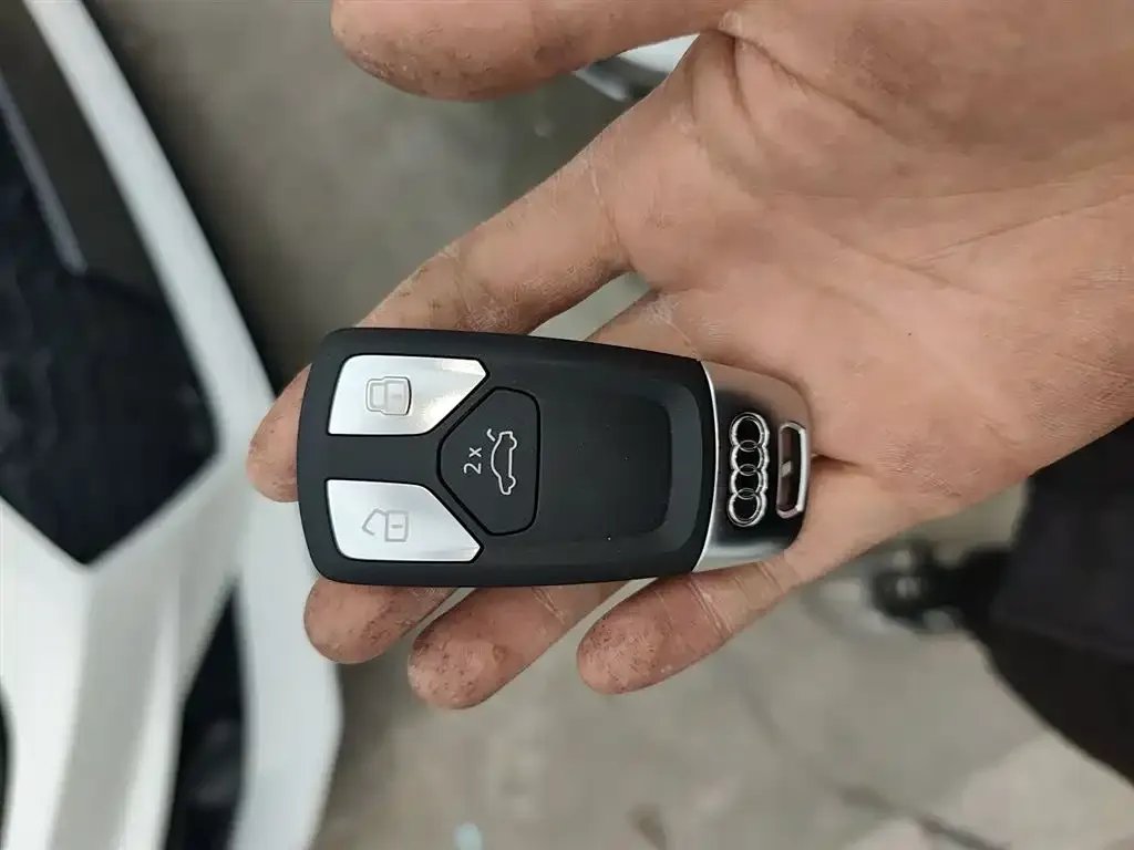 Audi A4L 2023 из CN, фото 4
