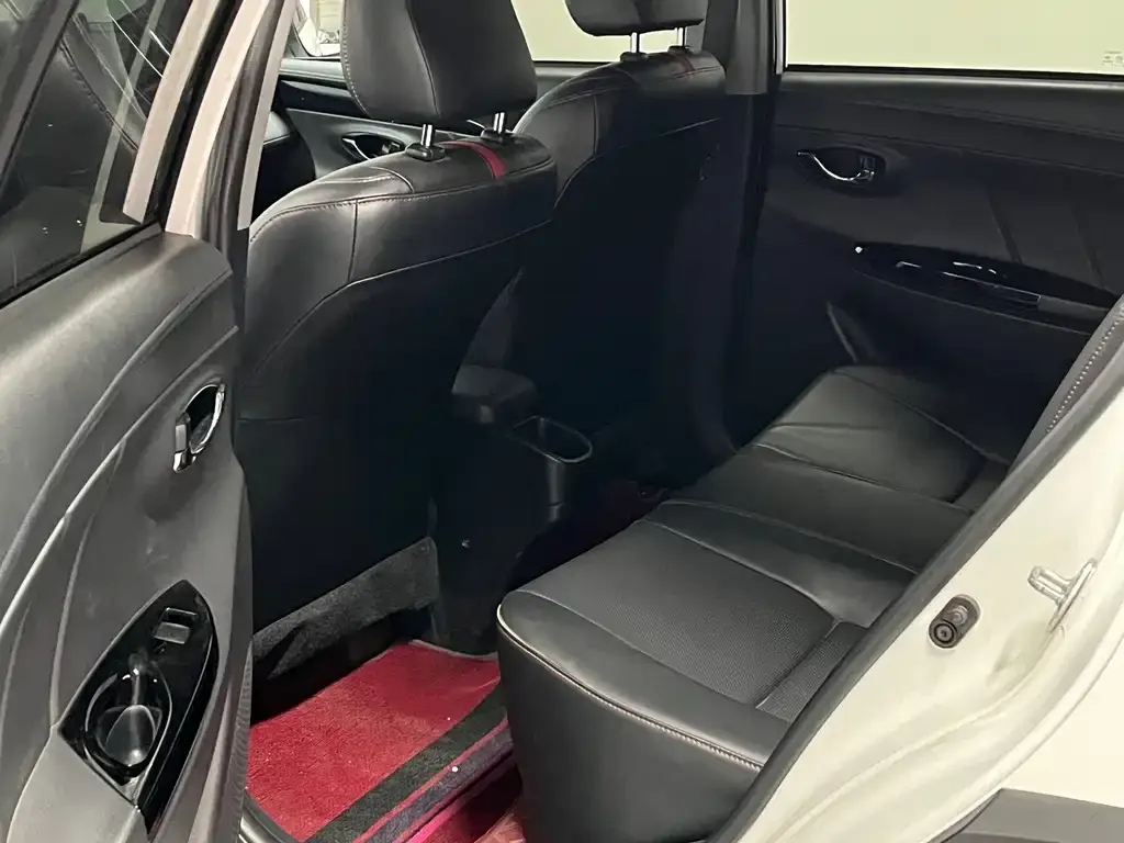 Toyota Yaris L — фото 10