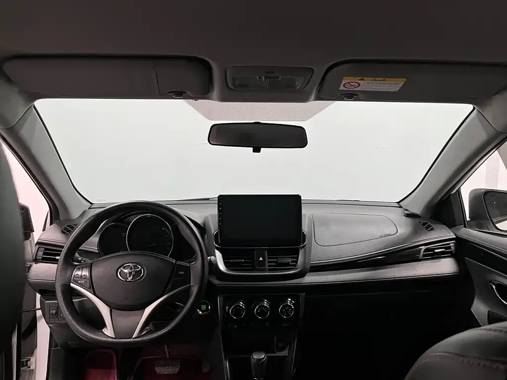Toyota Yaris L — фото 4