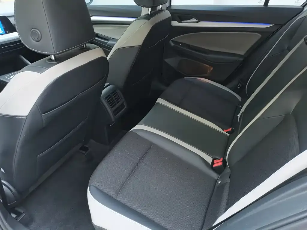 Volkswagen Golf 2023 из CN, фото 6
