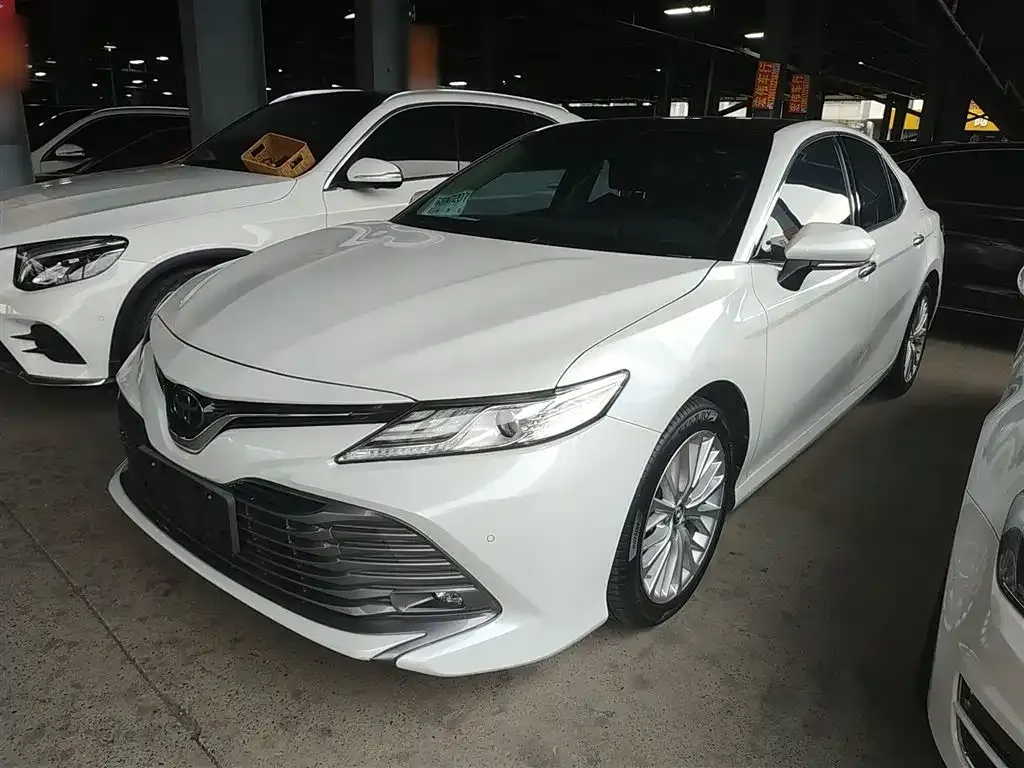 Toyota Camry — фото 1
