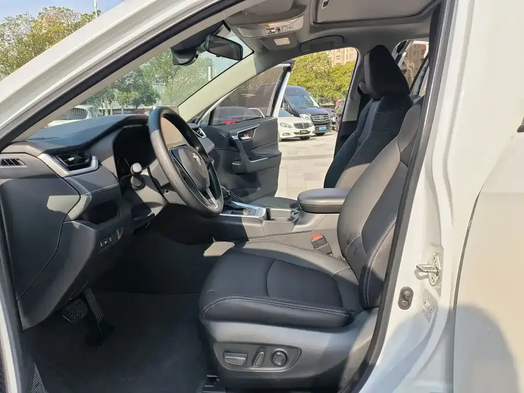 Toyota RAV4 2022 из CN, фото 2