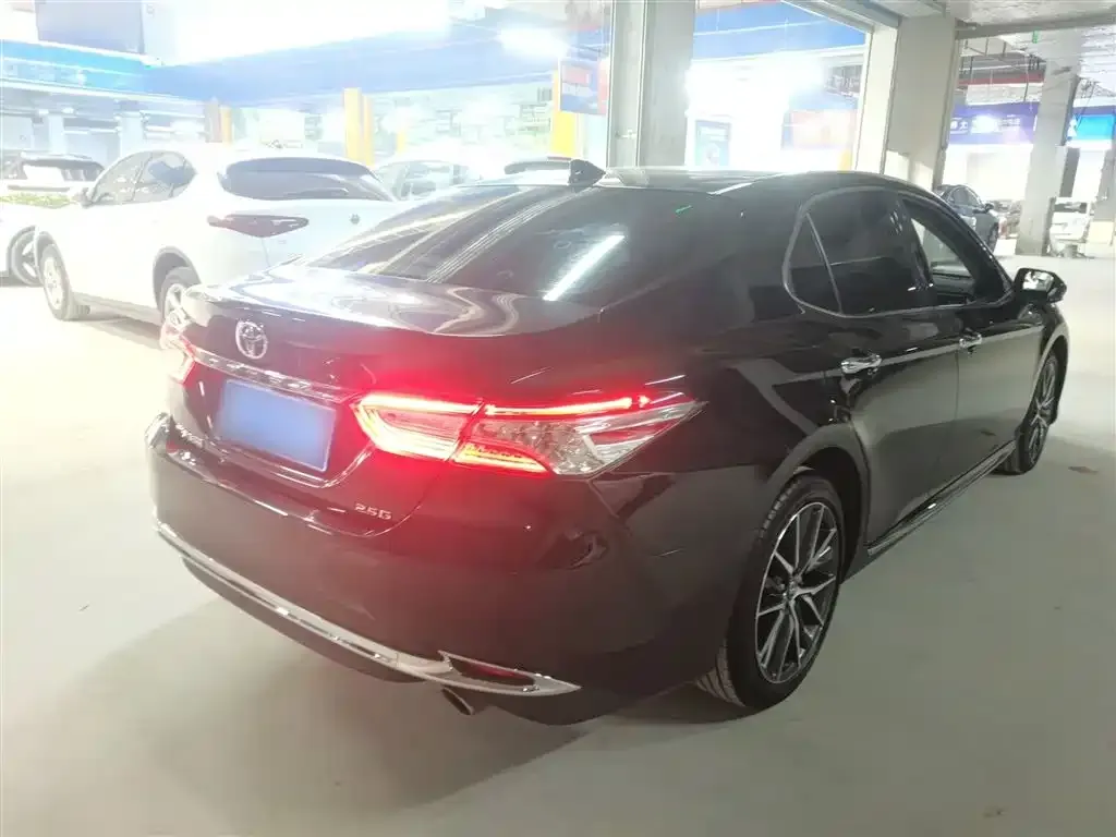 Toyota Camry — фото 5