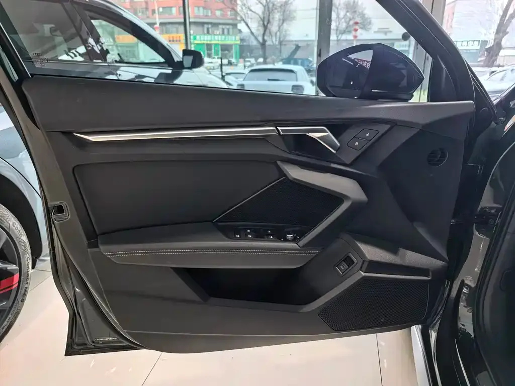 Audi A3 2023 из CN, фото 2