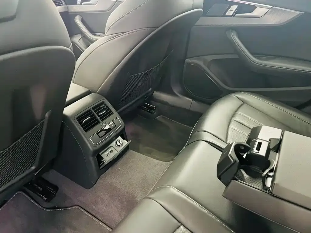 Audi A4L 2024 из CN, фото 9