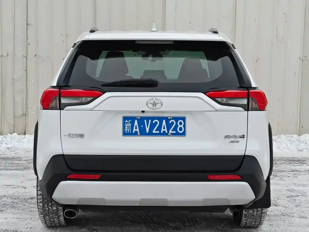 Toyota RAV4 — фото 4