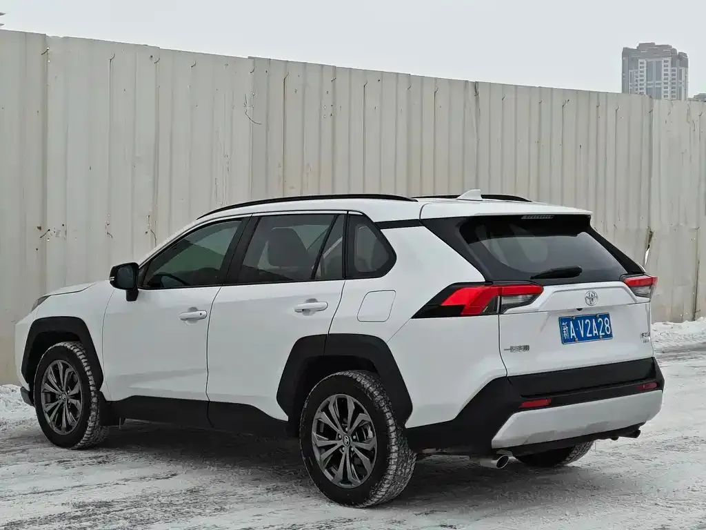 Toyota RAV4 — фото 9