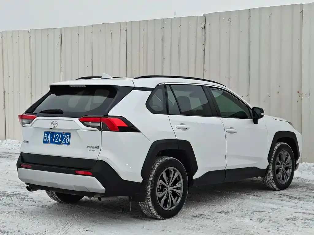 Toyota RAV4 — фото 5