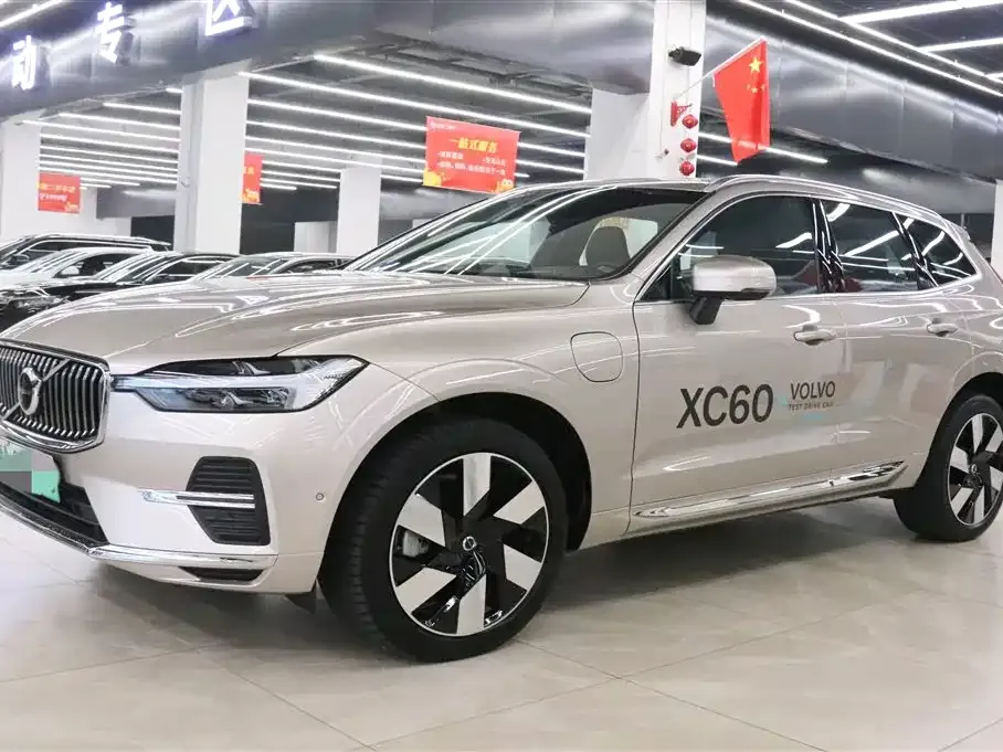 Volvo XC60 PHEV — фото 1