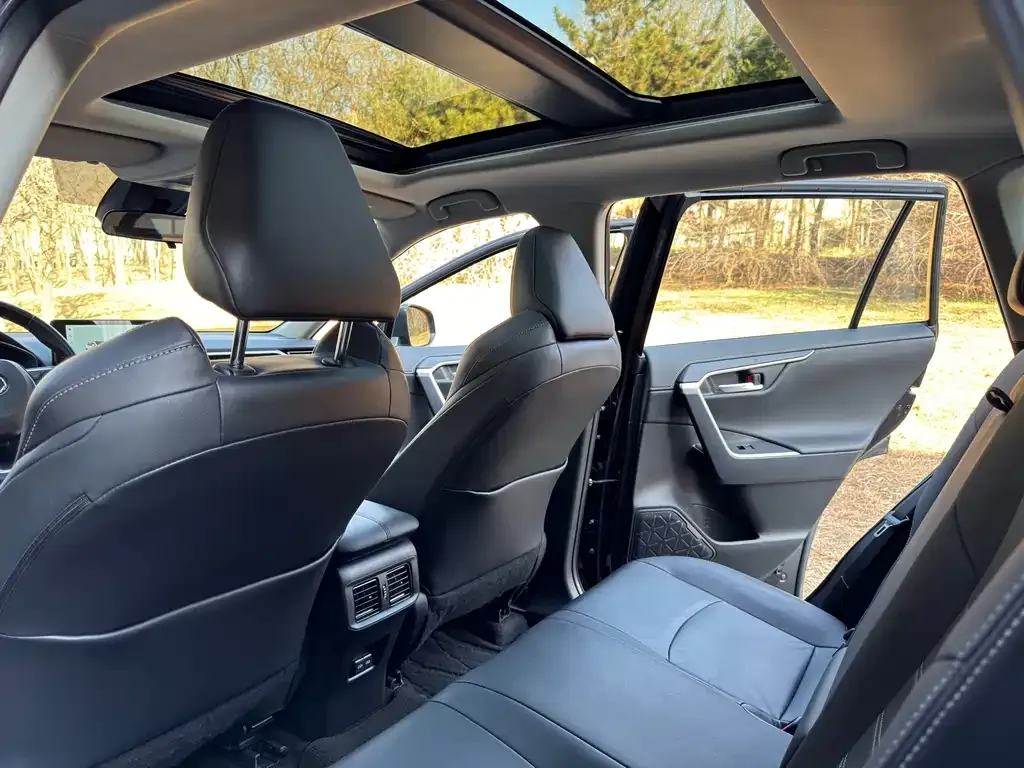 Toyota Wildlander 2023 из CN, фото 6