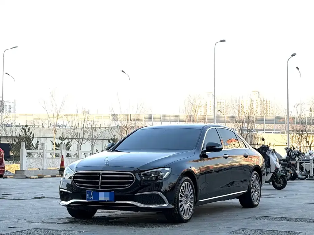 Mercedes-Benz E-Class — фото 1