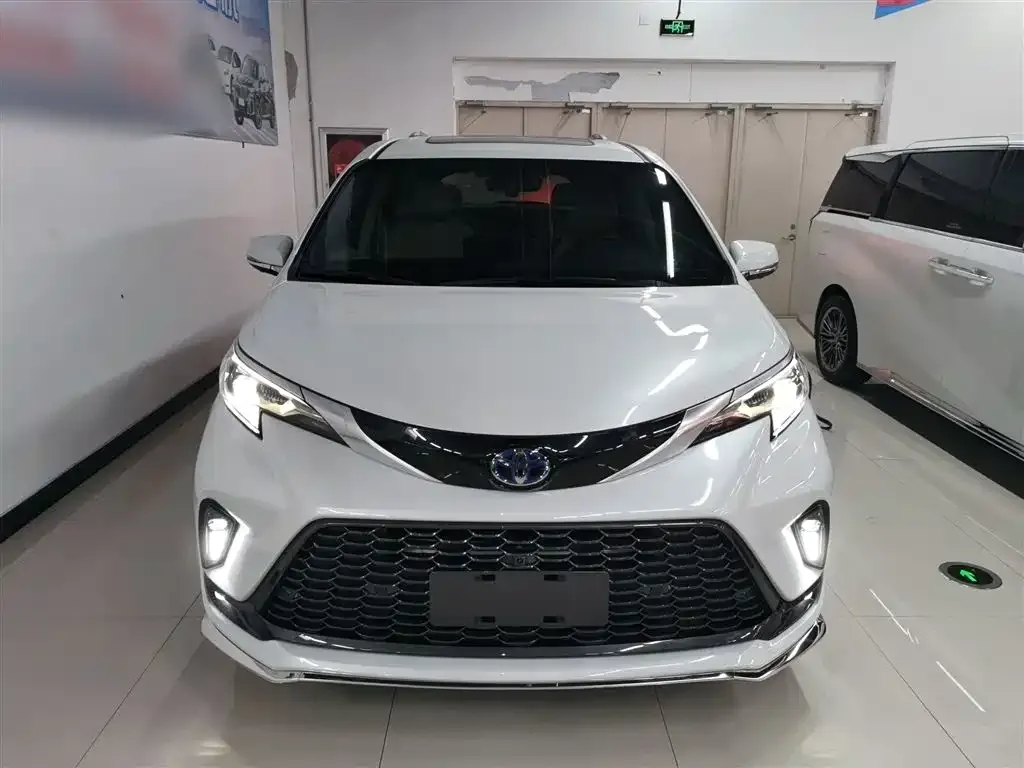 Toyota Granvia 2023 из CN, фото 2