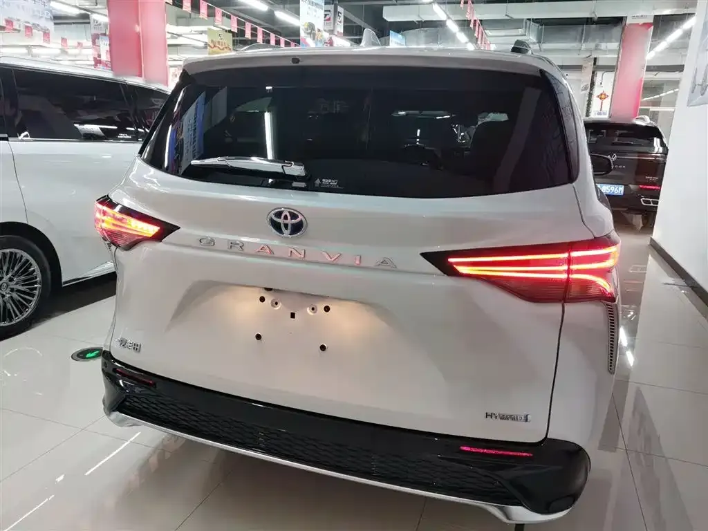Toyota Granvia 2023 из CN, фото 9