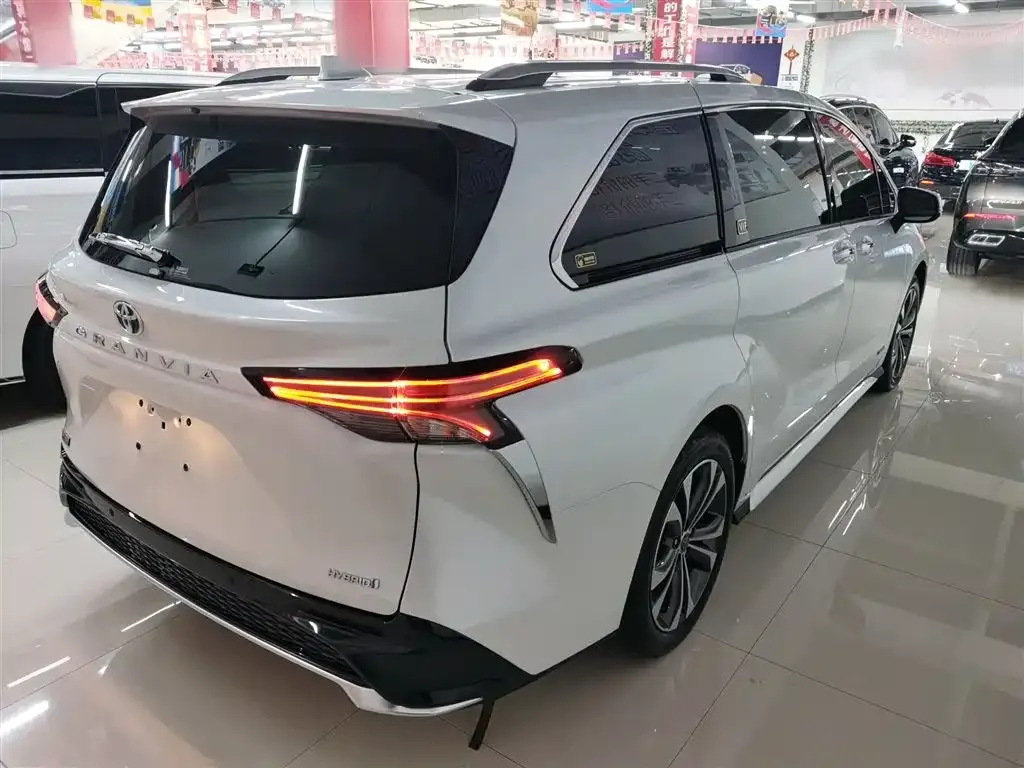 Toyota Granvia 2023 из CN, фото 10