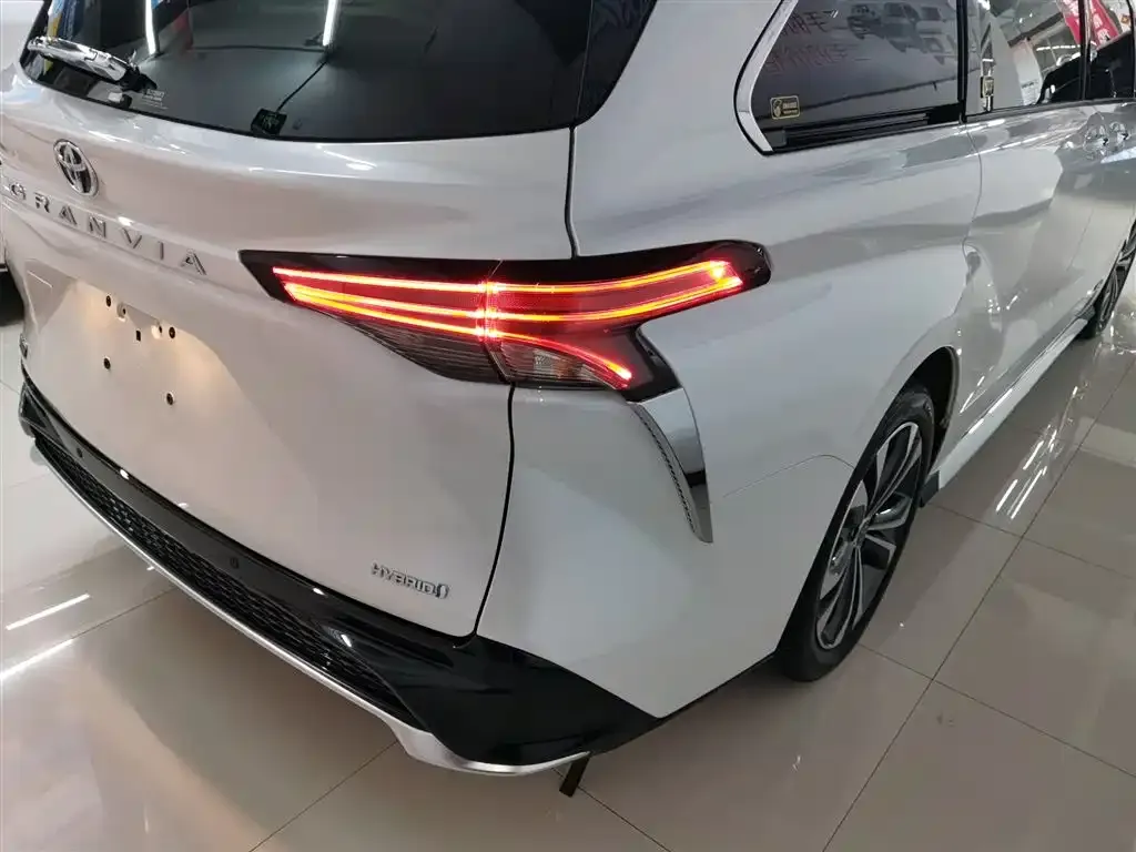 Toyota Granvia 2023 из CN, фото 4