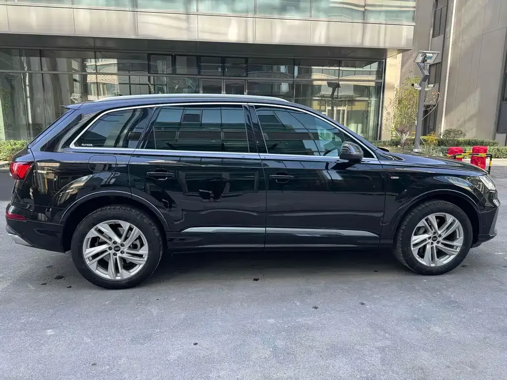 Audi Q7 2024 из CN, фото 10