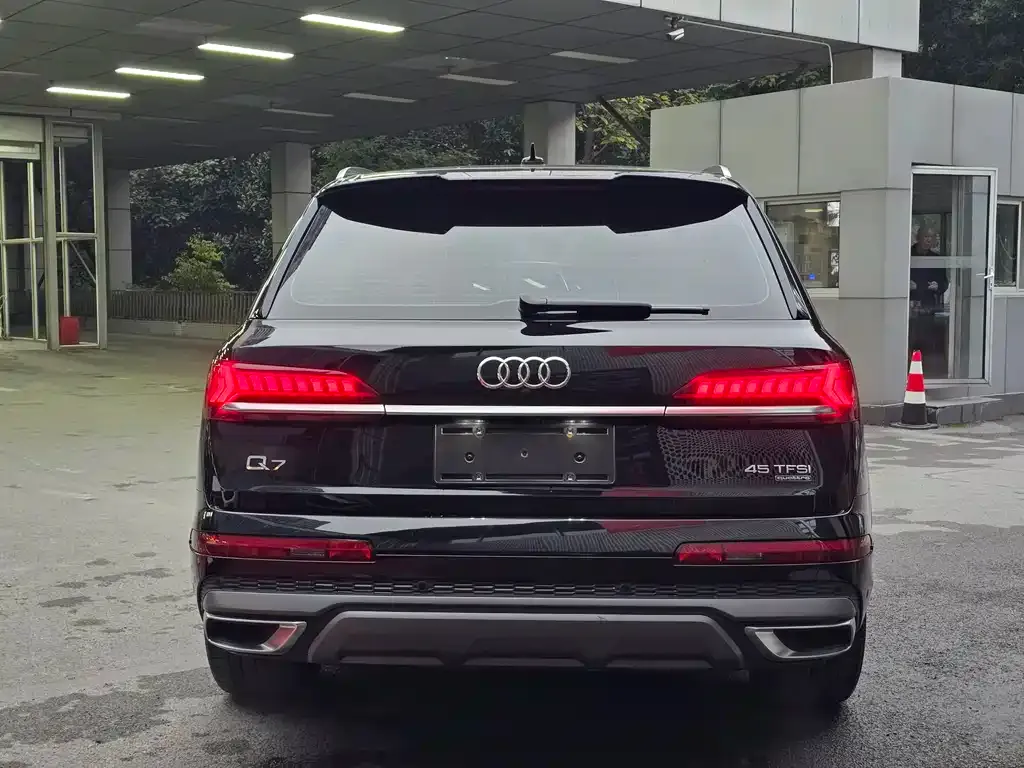 Audi Q7 — фото 9