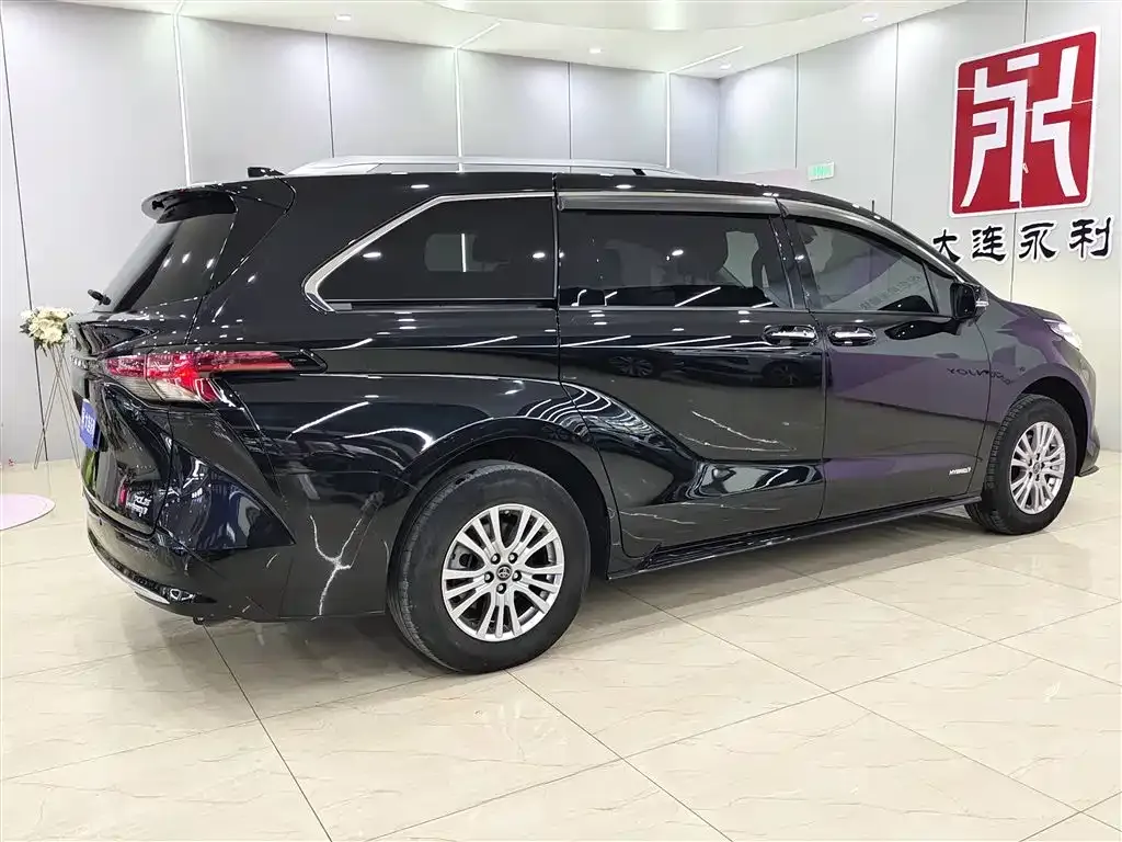 Toyota Sienna 2022 из CN, фото 2