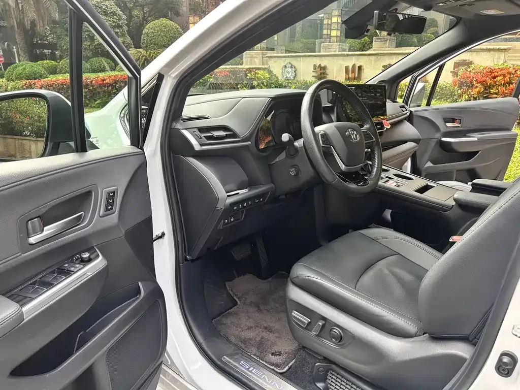 Toyota Sienna 2022 из CN, фото 2