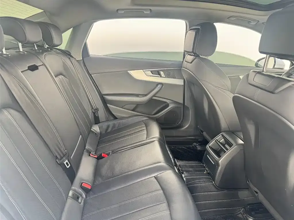 Audi A4L 2023 из CN, фото 9