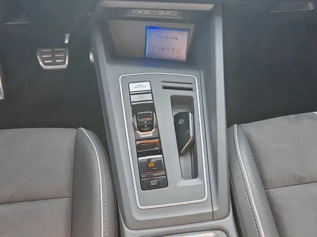 Volkswagen Golf 2023 из CN, фото 2
