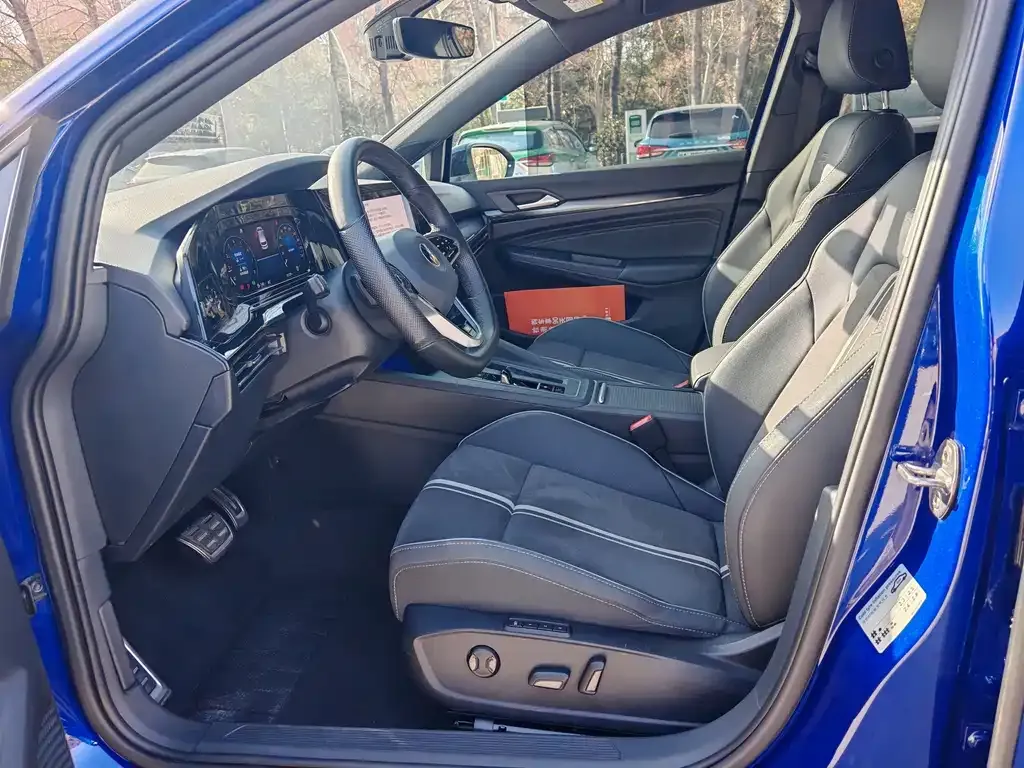 Volkswagen Golf 2023 из CN, фото 4