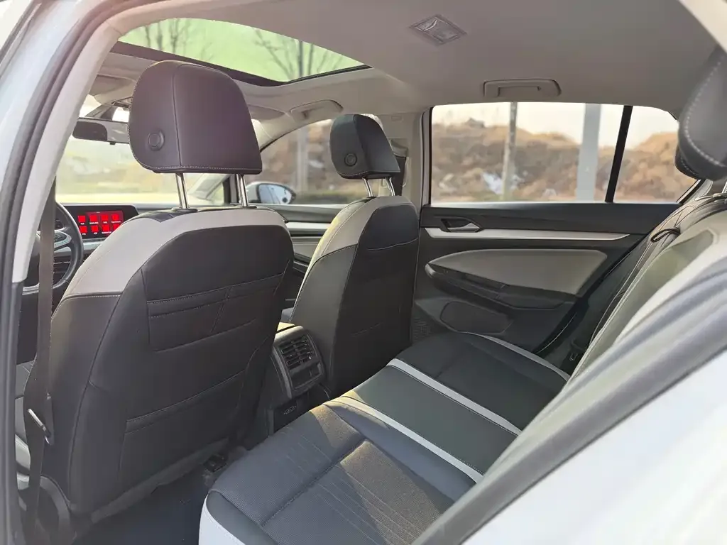 Volkswagen Golf 2021 из CN, фото 2