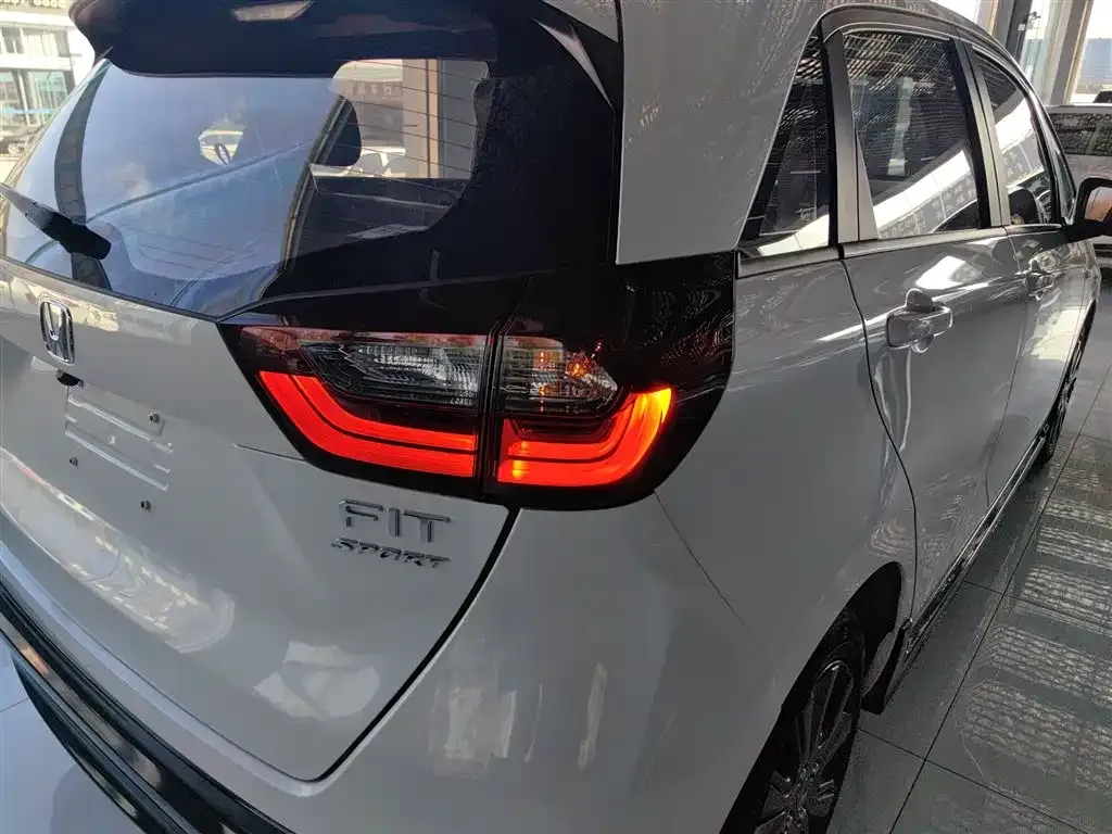 Honda Fit — фото 8