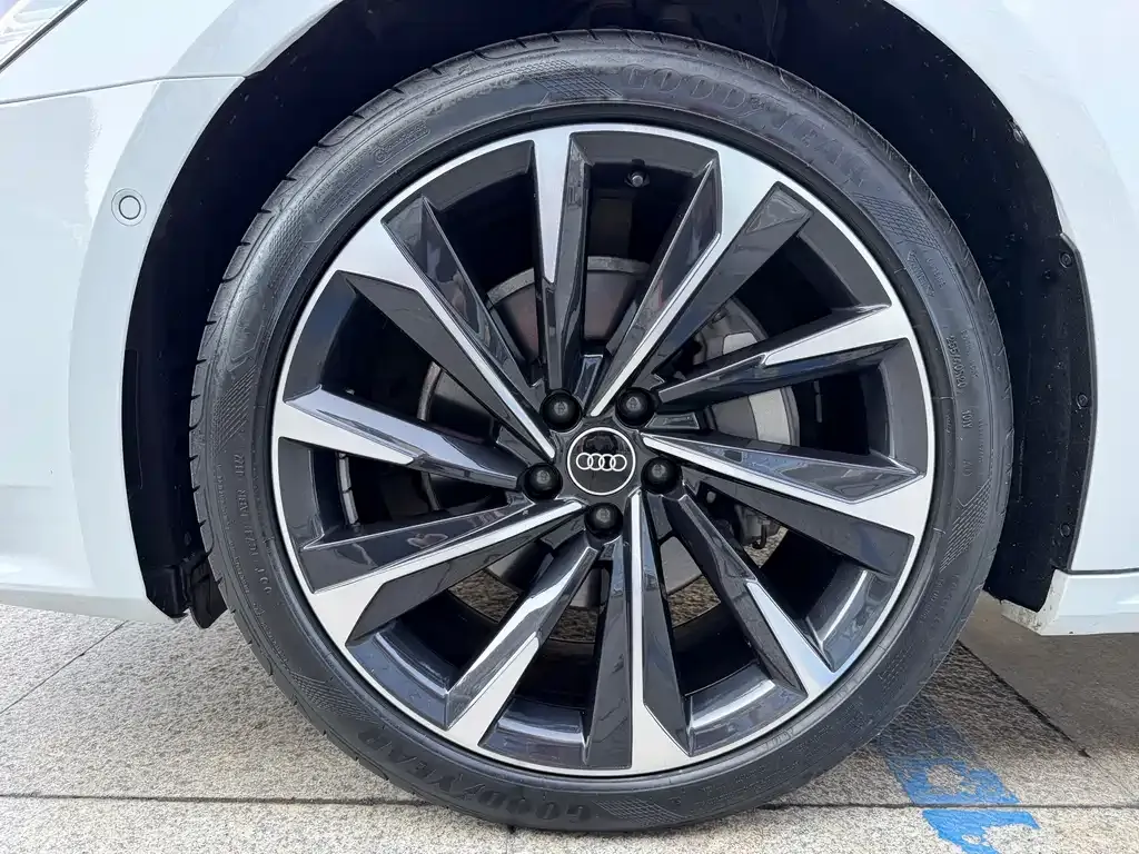 Audi A7L 2023 из CN, фото 7