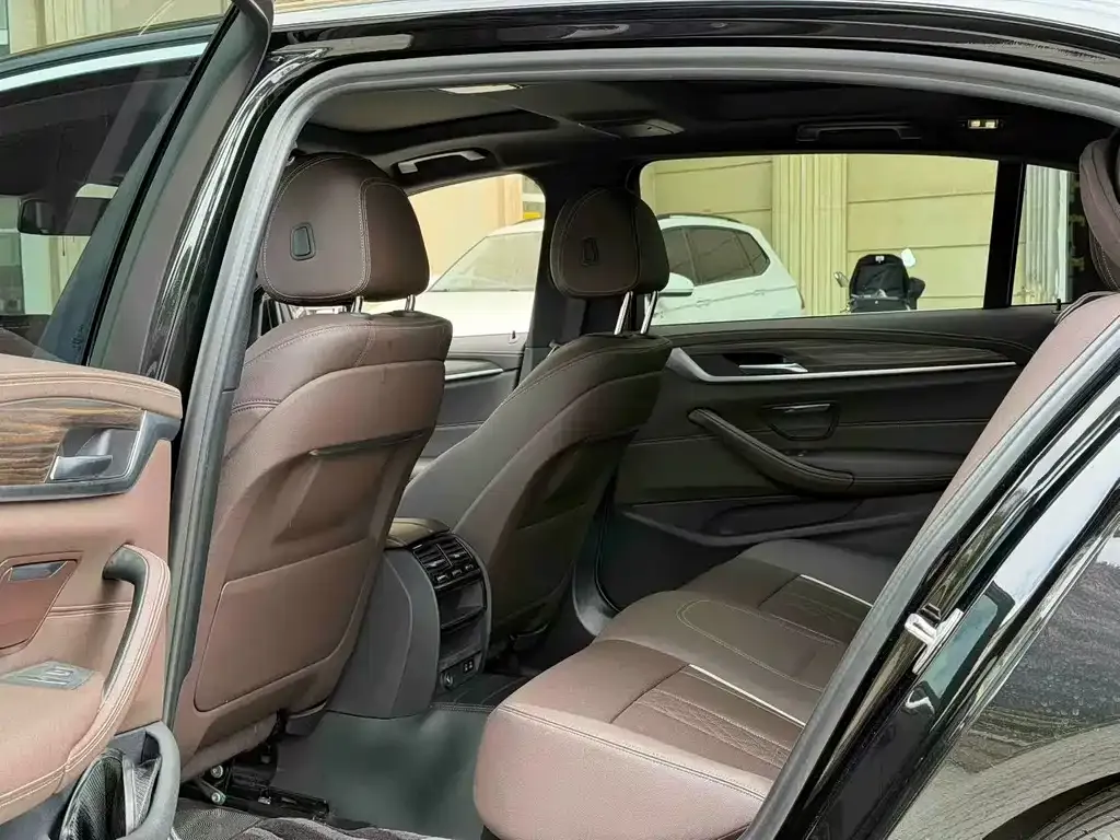 BMW 5 Series 2023 из CN, фото 4
