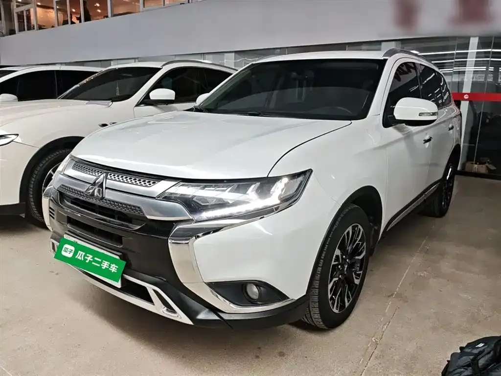 Mitsubishi Outlander — фото 1