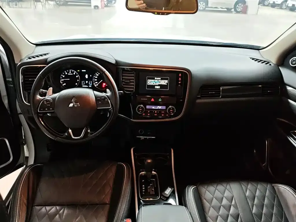 Mitsubishi Outlander — фото 10