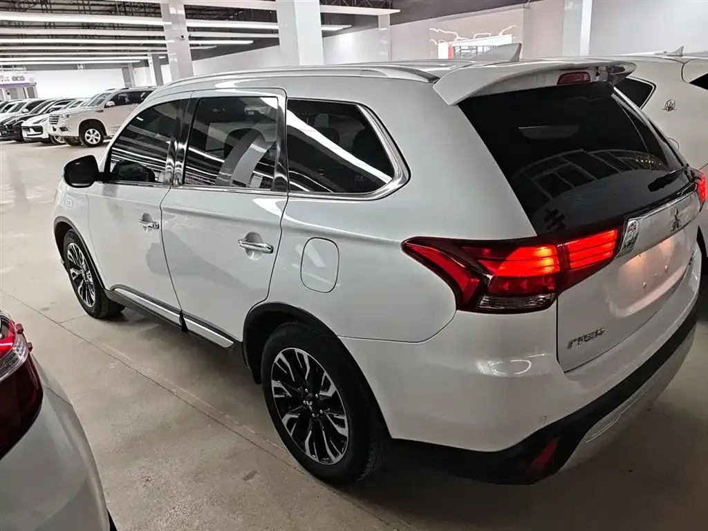 Mitsubishi Outlander — фото 5