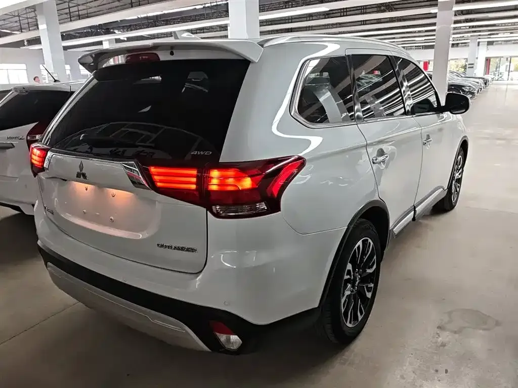 Mitsubishi Outlander — фото 7