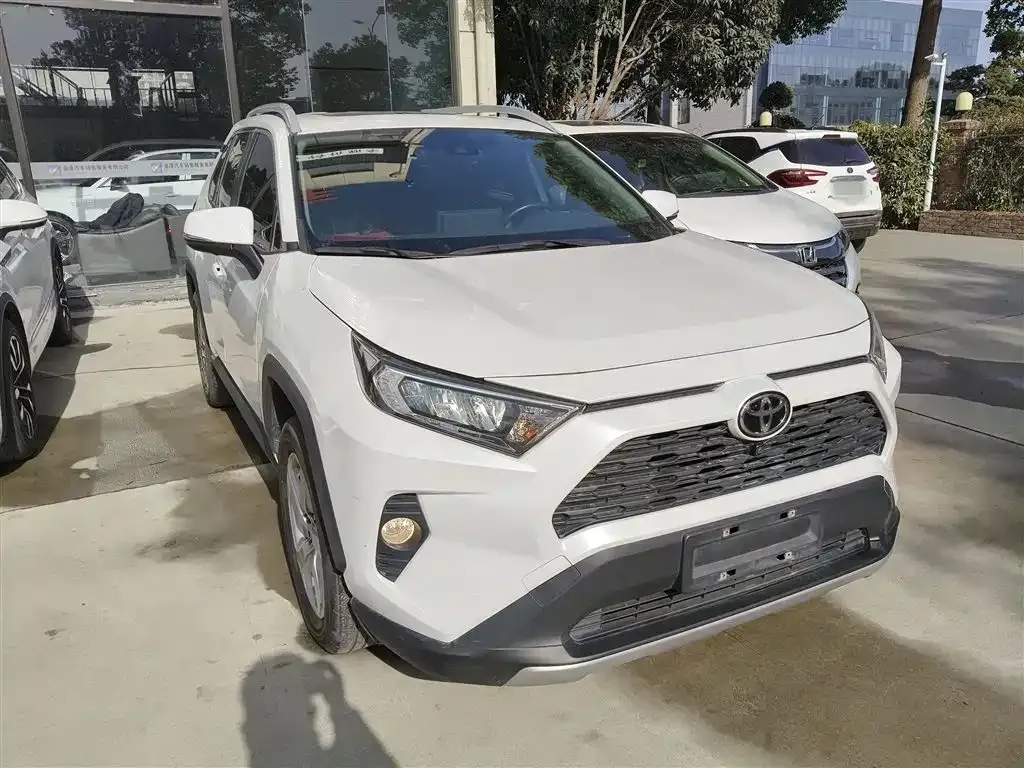 Toyota RAV4 — фото 4